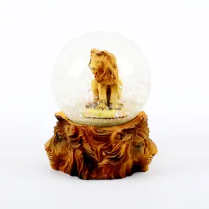 Lion Ornament Animal nuovo Design souvenir di alta qualità Snow Globe regalo di natale figura in resina personalizzata stile Logo