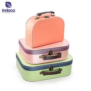 Nueva llegada: Caja de regalo de papel kraft con diseño moderno y novedoso, tipo maleta para bebé, con asa de cinta para bolsos. - Product Image 3