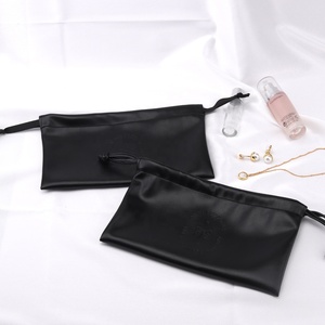 กระเป๋าหนัง PU แบบมีเชือกผูก ปั๊มลายนูน สำหรับใส่เครื่องสำอาง/ผลิตภัณฑ์ดูแลผิว สำหรับเดินทาง สีดำ กันน้ำ - Product Image 4