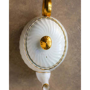 กาน้ำชาพอร์ซเลนมินตัน รุ่นคลิฟตัน ต้นศตวรรษที่ 1900 ตกแต่งด้วยลายทองวาดด้วยมือ ขนาด 20x14 ซม. - Product Image 1