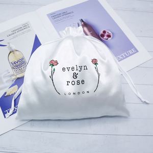 ถุงผ้าซาตินสีขาวแบบมีเชือกผูกสำหรับใส่ของขวัญสุดหรู - Product Image 1