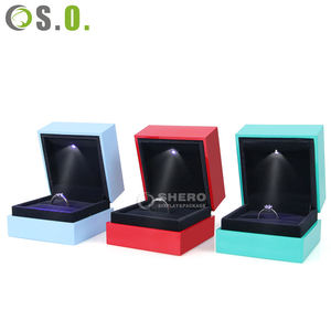 Caja de luz LED de plástico con logotipo personalizado al por mayor, en rojo y azul, para anillos, colgantes, pulseras, brazaletes, collares y joyas. - Product Image 2