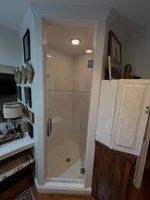 Porte de douche de luxe sans cadre, panneau unique, finition chromée, design moderne et élégant, utilisation hôtelière, ouverture à charnière, rectangulaire