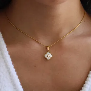 Collana personalizzata con nome lettera iniziale in acciaio inossidabile di vendita calda collana girocollo con fiore a quattro foglie con catena d'oro personalizzata per le donne