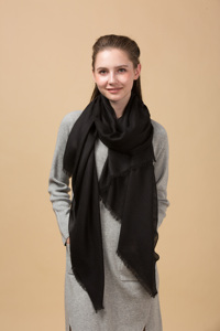 ป้ายโลโก้สีพื้นแบบกำหนดเอง ผ้าพันคอแคชเมียร์ 100% บริการ OEM ผ้าคลุมไหล่เนื้อนุ่มระบายอากาศได้ดี สำหรับของขวัญองค์กร แบรนด์ค้าปลีก - Product Image 4