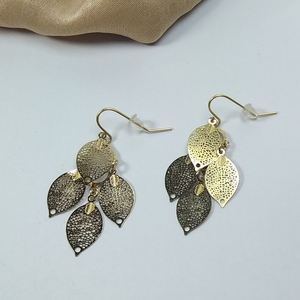 Boucles d'oreilles de feuillage creux d'épissage classique à la mode Boucles d'oreilles populaires pour femmes de tempérament exquis et élégant - Product Image 1