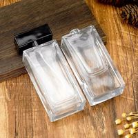 Flacon de parfum carré élégant en verre avec vaporisateur à pompe pour homme, parfum de créateur longue durée aux senteurs fruitées et florales pour usage quotidien