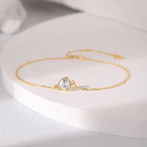 Pulsera Dylam con baño de oro de 18 quilates, triángulo con circonita cúbica 5A, pulsera de diamantes solitarios, pulseras minimalistas para damas de honor, pulseras para mujer - Product Image 6