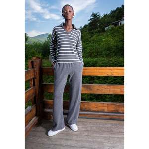 Conjunto de Mujer en Lyocell Regenerado Suprem XXL: Camisa de Manga Larga con Cuello en V y Hombros Caídos con Bolsillo y Pantalones a Juego - Product Image 1