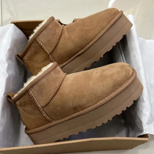 Bottes d'hiver imperméables classiques pour femmes, conçues par des créateurs de mode, chaudes, en peau de mouton, confortables, avec semelle en caoutchouc plate, bottes de neige - Product Image 1