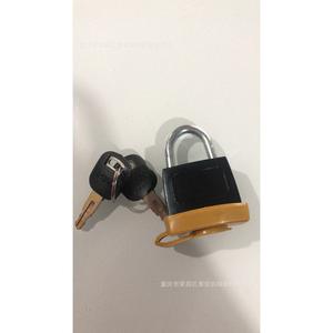 Cerradura de un solo giro para tapa de tanque de combustible Caterpillar 246-2461, de aleación de zinc, rectangular, recubierta de plástico - Product Image 1