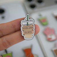 Broche en métal émaillé personnalisée avec logo, en zinc et fer, motif mignon de fille avec café glacé, nœud et tasse de matcha, et mots arabes en relief, vente en gros