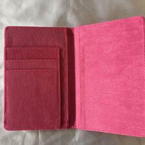 ซองใส่หนังสือเดินทางหนัง PU สำหรับขายส่ง ปรับแต่งได้ พร้อมช่องใส่ของสำหรับพิมพ์ลายแบบ Sublimation - Product Image 4