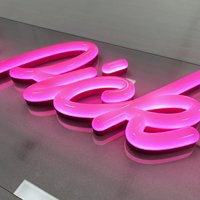 Enseigne au néon personnalisée de qualité supérieure avec panneau arrière en acrylique de 6 mm d'épaisseur, éclat durable, enseigne au néon commerciale avec contrôle RVB
