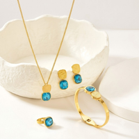 Ensemble de bijoux en acier inoxydable doré avec zircone cubique, comprenant collier, boucles d'oreilles, bracelet et bague, avec pierre bleue taille coussin texturée carrée, pour femme, vente en gros, personnalisable OEM
