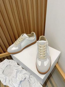 Chaussures rétro de style plage personnalisées MM6 avec amorti, tendance mode, empeigne en filet et semelle extérieure en caoutchouc pour un usage décontracté - Product Image 3
