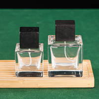 Bouteilles de parfum en verre cube de couleur personnalisée de 30ml 50ml 100ml tailles avec bouchon carré en bois et joint de pulvérisateur à pompe