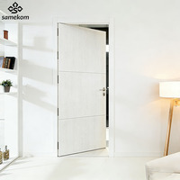 Porte cachée en bois avec grille de ventilation, système d'aération discret, porte de buanderie