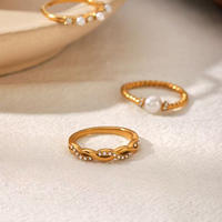 Eleganter Perlenring mit Zirkonia, 18K PVD vergoldeter Edelstahl, zierliches, filigranes Band, zeitloser, romantischer Schmuck für Damen