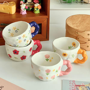 Mug en céramique écologique de style coréen, peint à la main sous glaçure, motif floral mignon rose, 250 ml-300 ml, avec anse, cadeau d'anniversaire - Product Image 1