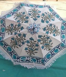 Parapluie ethnique imprimé à la main avec manche en bois pour mariages indiens, décoration extérieure et style de villégiature - Product Image 6