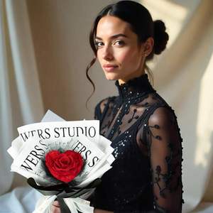 ช่อดอกกุหลาบนิรันดร์ Glamour Boutique ขนาด 9.5 x 3.8 x 13.3 นิ้ว ดอกไม้ประดิษฐ์ ของขวัญสำหรับวันวาเลนไทน์ - Product Image 3