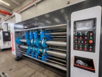 Imprimante de boîtes en carton ondulé quadricolore, machine d'impression et de rainurage flexo pour boîtes
