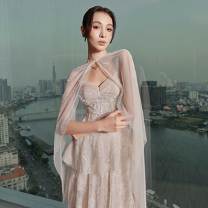 <span class=keywords><strong>Robe</strong></span> de soirée élégante en <span class=keywords><strong>dentelle</strong></span> ivoire à volants avec cape transparente pour femme, <span class=keywords><strong>robe</strong></span> de bal de forme A, romantique - Product Image 2