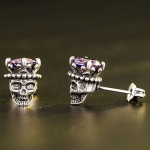 Orecchini a perno con corona a teschio di Halloween e design a quattro punte, accessori per le orecchie per le festività - Product Image 2
