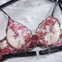 Pakaian dalam berdetail tali jala bordir bunga halus yang modis dan chic, dihiasi aksen harness.