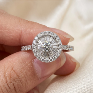 Anillo de Compromiso Sofisticado de Oro Blanco Sólido de 18K con Diamantes, Corte Redondo, Baguette, Halo, Pavé, Grabado Láser Personalizado - Product Image 2
