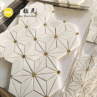 Mosaïque de carreaux de sol et de mur en marbre blanc de dolomite et laiton, style américain, forme triangle et hexagone