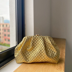 Borsa a tracolla da donna di lusso fatta a mano all'uncinetto, modello Cloud Bag, dorata, plissettata, con chiusura a bacio, a forma di cuscino/dumpling, per feste - Product Image 1