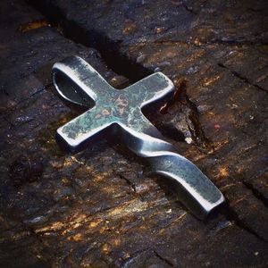 Nuova collana Twist Cross per uomini e donne che indossano regali decorativi 3D squisiti guardiani per i tuoi cari - Product Image 2