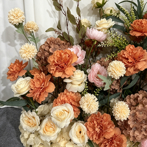 Arreglo Floral Artificial de Seda Hecho a Mano en Tono Crema Terracota Cálido y Retro, Ecológico, para Fondo de Boda - Product Image 3