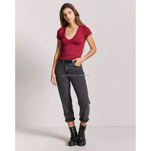 Camiseta roja con cuello en V profundo para mujer, ropa con colores atractivos y logotipo personalizado y servicio de impresión de diseño a precio barato - Product Image 4