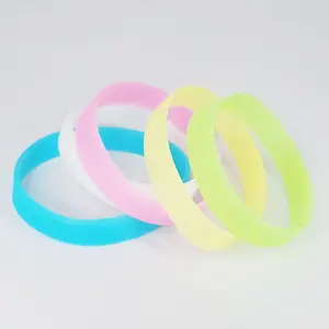 Maak Je Eigen Rubberen Polsbandjes Met Bericht Of Logo Gloed In De Donkere Armbanden Fluorescerende Lichtgevende Siliconen Polsband