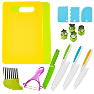 Set di 15 Coltelli in Plastica per Bambini con Logo Personalizzato, Taglierini Ondulati per Frutta e Torte, Utensili da Cucina - Product Image 1