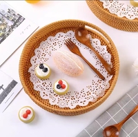 Grote capaciteit handgemaakte rieten dienblad met gevlochten design en handvatten, voor ontbijt, fruit, brood, etc. voor thuisgebruik.