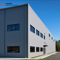 Atelier métallique préfabriqué certifié CE avec panneaux sandwich et structure portique