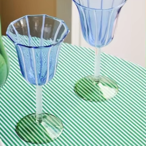 Verre à vin créatif bleu à haute teneur en borosilicate soufflé à la main personnalisé verre à vin décoratif ligne blanche - Product Image 1