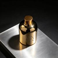 Bouteille diffuseur d'arômes avec revêtement électrolytique doré, col vissé et bouchon, et bâtonnets aromatiques personnalisables en couleur