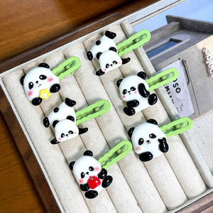 Pince à cheveux Panda de dessin animé pour filles pince latérale de haute beauté avec décoration de coeur emballage personnalisé en carton accessoire de cheveux de mode - Product Image 1