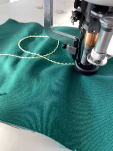 <span class=keywords><strong>Machine</strong></span> à broder à points de chaînette à commande manuelle pour vêtements industriels avec coupe-fil automatique et construction métallique durable - Product Image 5