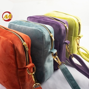 Bolsa de golosinas para perros personalizada a prueba de agua Mini y tamaños grandes Cinturón cruzado de lujo Bolsa para caminar para mascotas para entrenar y caminar - Product Image 1