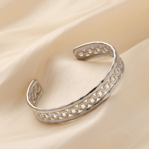 Brazalete de Acero Inoxidable Chapado en Oro de 18K con Diseño Hueco Moderno para Mujer, Estilo Árabe Saudí/Dubái, Ideal para Aniversario - Product Image 5
