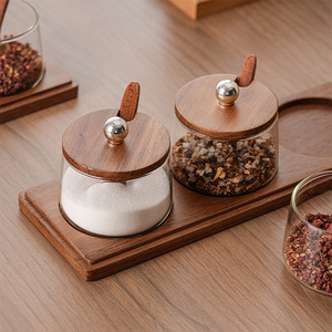 علب توابل زجاجية مع صينية خشب الأكاسيا وأغطية خشبية وملاعق - Product Image 3