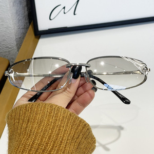 Gafas de sol Miu para mujer, montura metálica, UV400, ligeras, clase 2, para atuendos de viaje a la moda - Product Image 5