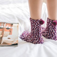Chaussettes de cheville pour femmes, texture moelleuse, détails pompons, motif à pois colorés, chaussettes chaudes, confortables, tendance, élégantes et décontractées