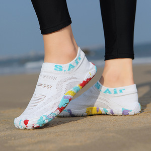 Chaussures d'eau en maille à séchage rapide avec semelle en caoutchouc, style chaussettes unisexe pour l'été, la plage et la randonnée en extérieur - Product Image 3